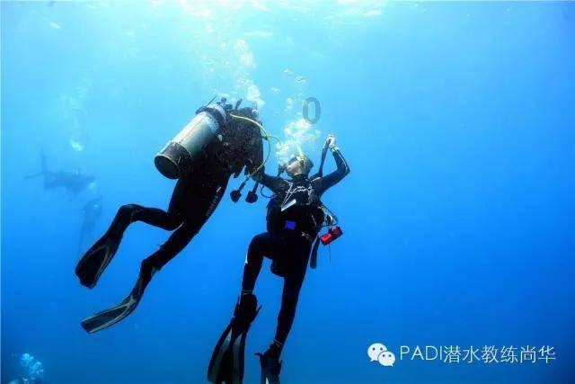 一个女孩子经常和我聊天 还叫我不要答应另外一个女孩子 怎么判断她喜不喜欢我 我喜欢她 求高手帮我判游戏画面